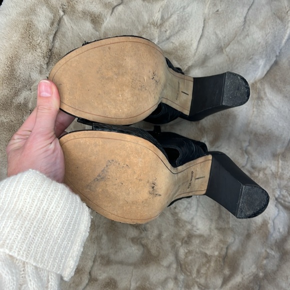 🛍️Dolce Vita Cage Perforated Leather Heel Sandal 10 black snakeskin detail - Picture 5 of 8